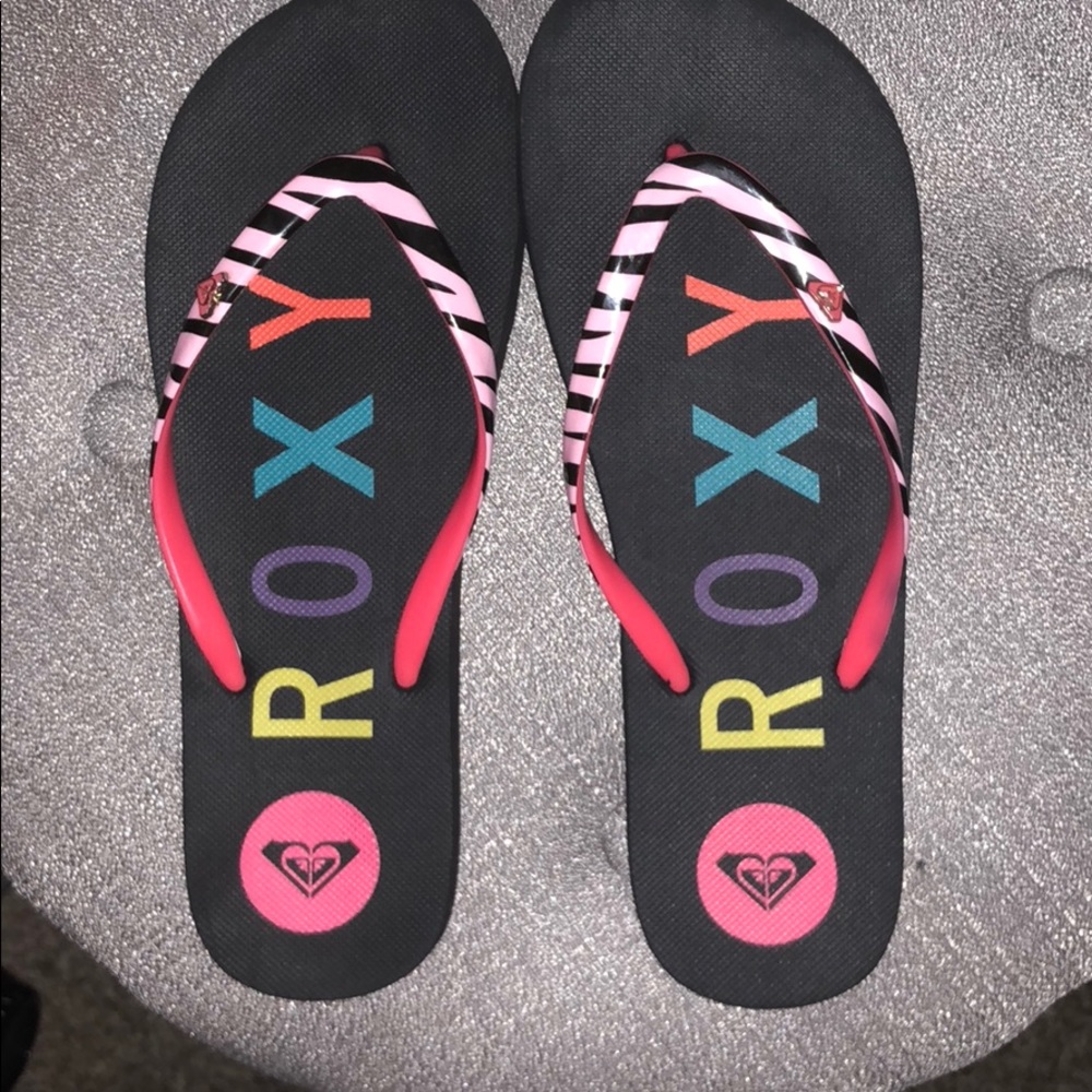 Roxy black flip flops